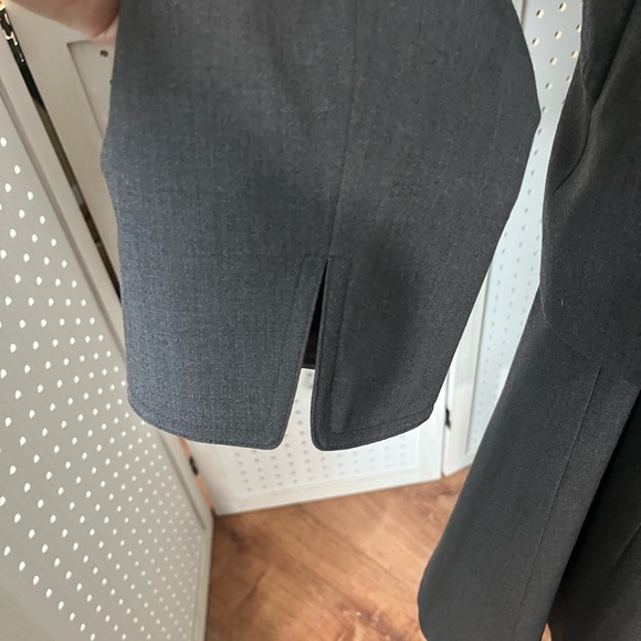 Calvin Klein 2pc Charcoal Gray Skirt Suit. Size 14. - Picture 6 of 10